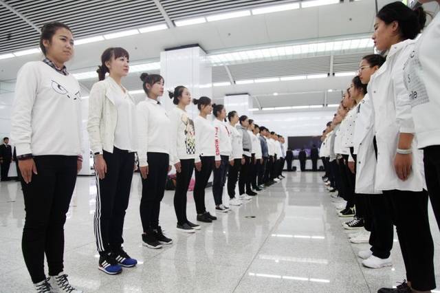 直击地铁站务人员服务礼仪培训--练站姿如同被点穴 礼仪服务